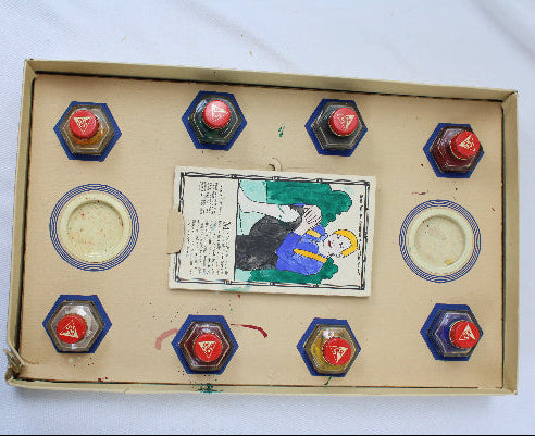 Vintage game board with hexagonal tiles and central illustration on a cardboard box.